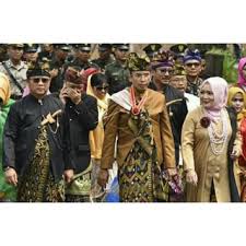 Pakaian ini biasanya di pakai dalam acara tertentu misalnya seperti acara upacara adat, pesta pakaian bodo adalah pakaian adat untuk wanita suku bugis, sulawesi selatan, indonesia. Lambung Baju Adat Wanita Khas Sasak Lombok Asli Shopee Indonesia