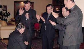 May 25, 2021 · la iglesia chilena ha estado envuelta en denuncias de abusos desde que en 2010 el influyente sacerdote fernando karadima fue denunciado y un año después condenado por el vaticano como culpable. Las Evidencias Que Muestran Como Juan Barros Ha Operado En Defensa De Fernando Karadima