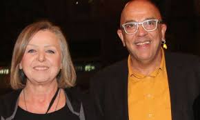 Από πολύ μικρή ηλικία συμμετείχε ως ηθοποιός σε παιδικές θεατρικές παραστάσεις, αλλά . Giannhs Zoyganelhs Oi 500 000 Pwlhseis To La8os Poy De Sygxwrese H Syzygos Toy Kai H Apokalypsh Gia Labrenth Enimerotiko Gr