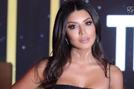 خلال فترة الدراسة تولت أمل رئاسة النشاطات الفنية وحصدت إعجاب أساتذتها الذين شجعوها على خوض غمار فن الغناء نظراً لما تتمتع به من موهبة. Ø£Ù…Ù„ Ø¨ÙˆØ´ÙˆØ´Ø© ÙÙŠ Ø¯Ø§Ø®Ù„ÙŠ ÙØ§Ø¦Ø¶ Ù…Ù† Ø§Ù„Ø·Ø§Ù‚Ø© Ø§Ù†Ø¯Ø¨Ù†Ø¯Ù†Øª Ø¹Ø±Ø¨ÙŠØ©