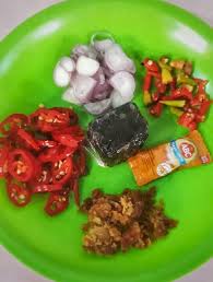 Semua bahan segar diulek menjadi satu. Resep Sambal Terasi Mentah Asam Jawa Remas Nu