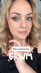 Buon 1 Maggio Amiche mie....oggi mi preparo velocemente con voi con  l'ultima delle 6 palette: Lilla Vanilla! Mi aiuterà il mio assistente  speciale, perché andiamo di corsa, visto che è il compleanno