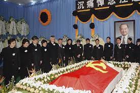 Yang kelihatan sekarang kaum kadazan dusun akan mengusung mayat dengan menggunakan keranda. Tradisi Dan Persediaan Pengebumian Cina