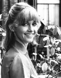 1970s Hair Icons That Will Make You Nostalgic Olivia Newton John Olivia Newton John Young Hairstyles With Bangs