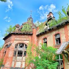 Der hauptgrund für die eröffnung der klinik war die gefährliche lungenkrankheit, die vor allem im 19. Beelitz Heilstatten Lost Place Mit Baumkronenpfad Peterstravel
