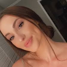 Angelannii (@_angelalameda)