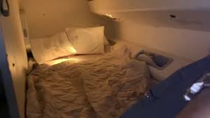 شاهد غرفة نوم الطيارين اثناء وقت الراحة تستخدم في الرحلات الطويلة عند تواجد طاقمين لقيادة الطائرة Youtube