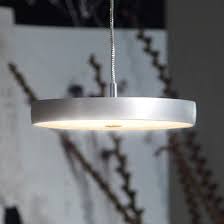 The analogy between the graceful pendant light and the known, elegantly packaged candy is not to be dismissed out of hand, but not only the name but also the design of the after 8 pendant lamp by molto luce is responsible, because it is just as delicate and rich filled as the small chocolate squares. Oligo Led Pendelleuchte Decent Chrom Leds De