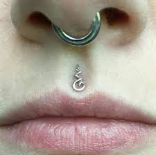 piercing en el labio fotos tipos cuidados y curacion piercings philtrum piercing medusa piercing jewelry