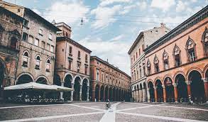 It is the seventh most populous city in italy with about 390,000 inhabitants and 150 different nationalities. Why Should I Study In Bologna