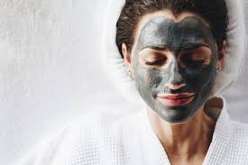Découvrez une recette facile de masque au curcuma et à part l'effet bizarre de la couleur ultra jaune sur mon visage (on n'est pas habitué de se voir comme ça!), j'ai senti l'effet tout de suite sur ma peau. Le Top Des Masques Anti Points Noirs Pour Faire Peau Neuve