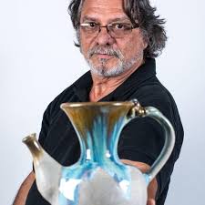 La Vandola (con “v”) toma su nombre de las bandolas o ramas de la planta  del café (llamadas así en Costa Rica) y fue creada por Don Minor Alfaro en  el año