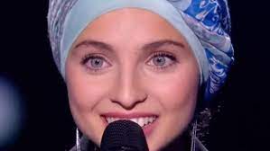 She withdrew before the judge cuts. The Voice Mennel La Candidate Franco Syrienne Qui Avait Fait L Objet D Une Polemique Est Mariee Et A Emmenage A L Autre Bout Du Monde Photo