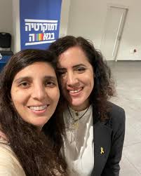 טוב החולצות והכובעים של דמוקרטיה בגאווה היו סנסציה ברמה שאפילו הכובע שהיה  לי על הראש חולק לאמא נחושה במיוחד לבת שלה מה שגרם לשיער שלי להיראות כמו  פיתה בתמונות בהן אני ללא