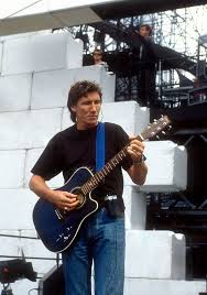 En 1990 à berlin, le leader de pink floyd livre une prestation monstre du célèbre album conceptuel the wall, aux côtés d'un casting de stars incluant la performance est restée culte : More Relics Roger Waters The Wall Live In Berlin Soundcheck On 21 July 1990 C Adrian Boot Pink Floyd Fan Pink Floyd Roger Waters