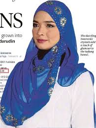 Sebuah butik mewah yang hanya menjual tudung jenama bawal exclusive. Bold Ambitions B Pressreader