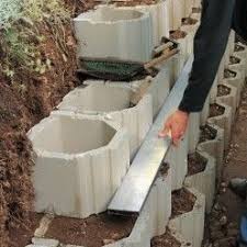 Controle De L Alignement Des Blocs En 2020 Mur De Soutenement Arriere Cour En Pente Soutenement