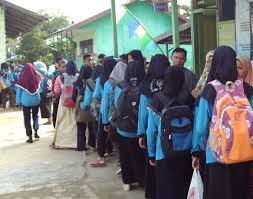 Adapun jika ingin menambahkan bisa saja ditambahkan di akhir kalimat, agar secara harfiyah lebih serasi. Jelang Hari Raya Idul Adha Siswa Bersalaman Dengan Guru