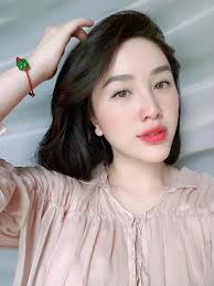 Bảo Thy đăng status khuyên chị em “buông bỏ”, fan lo lắng cho hôn nhân của  nữ ca sĩ