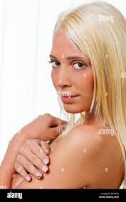 Pretty young girl with naked upper part of the body, Huebsches junges  Maedchen mit nacktem Oberkoerper Stock Photo - Alamy