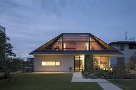 A dirt floor snakes through this spectacular japanese house. Modern Japanese House Style With Hipped Glass Roof To Show Off Nature And Space Talkdecor