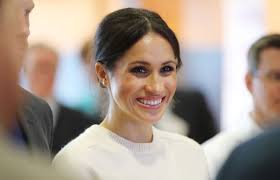 Meghan markle heiratet in einem geradezu minimalistischen kleid mit imposantem schleier von. Meghan Markle Sieht So Ihr Brautkleid Aus