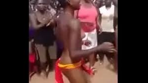 Des femmes se battent avec une vendeuse de produits cosmétiques pour un désaccord sur le prix d'une pomade Femmes Africaines Bagarre Search Xnxx Com