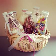 Was schenkt man zur goldenen hochzeit? Wir Wurden Eingeladen Zum Richtfest Zu Unseren Nachbarn Die Wir Nur Vom Sehen Kennen Ich Weiss Nic Geschenke Zum Richtfest Selbstgemachte Geschenke Geschenke