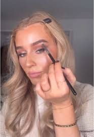 🎄✨ Day 4 of 12 Days of Christmas Makeup! ✨🎄 Today, we’re channeling  Charlotte Tilbury meets Victoria's Secret vibes—think glowy skin, a sultry  shimmer eye, and that perfect glossy lip! 😍 ✨ Skin: ...