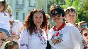 В этот день все желающие, как в украине, так и за рубежом надевают на. Den Vyshivanki V Ukraine I Mire Luchshie Foto Polzovatelej Socsetej