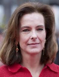 Rovné ramenní vycpávky dělají ze sáčka oficírskou uniformu. Carole Bouquet Biography Movies Age Height Personal Life News 2021