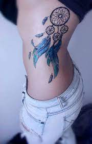 Weitere ideen zu ausgefallene tattoos, tattoos, tätowierungen. Traumfanger Hufte Tatowiert Frau Tattoo Ideen Rippen Tattoos Feder Tattoo Ideen