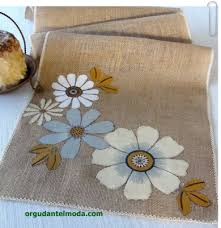 Cuval Bezi Jut Kumasi Telis Bezi De Denilen Seyrek Dokunmus Genellikle Dekoratif Amacli Suslemeler Yapmak Icin Kulla Cuval Bezi Table Runners Aplike Tasarimlar