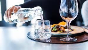 هل شرب الماء بعد الأكل مباشرة مضر