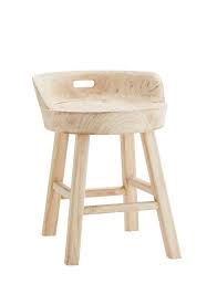 Tolles Mobel Fur Die Kuche Rustikaler Hocker Aus Holz Mit Niedriger Lehne Und Griff Von Madam Stoltz Gleich Bestellen Hocker Holz Hocker Rustikale Hocker