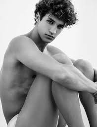 满屏的长腿方胸和肌肉男模，这场秀堪称男版维密秀！