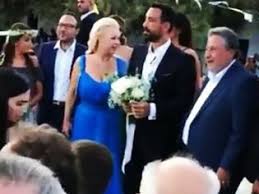 Ο γάμος γίνεται στην εκκλησία του ταξιάρχη στο βαθύ και θα. Twra Tanimanidhs Mpompa Oi Prwtes Eikones Toy Gamoy O Gampros Xorepse Pontiaka Enw Perimene Th Nyfh Video Newsnowgr Com