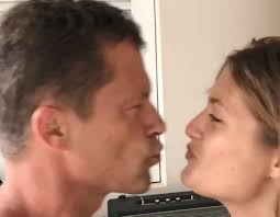 Die braut in einem weißen, pompösen kleid samt diadem, er im schicken frack. Til Schweiger Kusst Seine Tochter Und Lost Einen Shitstorm Aus