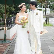 4年前の昨日 レストランウェディングでブーケと装花をお届けしたお二人 花かんむりは 披露宴中にご新郎様から花嫁さまへ かぶせてあげる 演出 ブーケは生花で 花かんむりは扱いやすいようにプリザーブドフラワーです じつは ご結婚後に花嫁様は 一会の生花