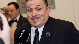 Lagzi lajcsi egy fantasztikus és egyben hatalmas birtokon él családjával, csüngő hasú disznóival és juhaival. Mindenegybenblog