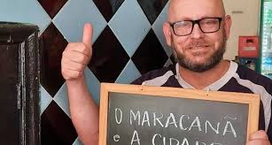 Histórias de botequim: Luiz Antônio Simas dá aula em bar