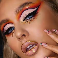 WOW✨ @jess.cox.makeup cannot cope with this look 💯 ✔️ @staceymariemua  #carnivallovetahiti ✔️ #carnivalxlpro ✔️ #glamourglitter Liquid Shadow in  Electric