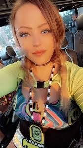 Ronja Smith's Instagram, Twitter & Facebook