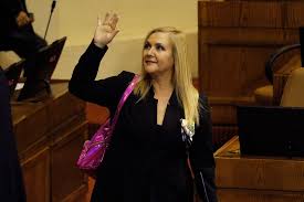 Pamela jiles perdió la cabeza. Te Amo Y Reamo Pamela Jiles Le Hace Un Queque A Joven Que Pifio Sin Parar En La Moneda Pese A Control De Detencion De Carabineros