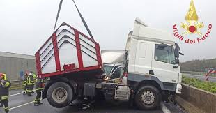Tre morti e decine di km di fila. Incidente Mortale In A1 46enne Perde La Vita In Uno Scontro Tra Un Auto Un Furgone Ed Un Tir Tra I Caselli Di Colleferro Ed Anagni In Direzione Sud Cronache Cittadine