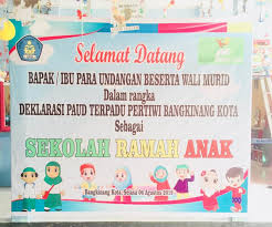 Pemasangan papan nama sekolah ramah anak. Paud Terpadu Pertiwi Deklarasi Sebagai Sekolah Ramah Anak Riaumandiri Co