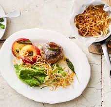 Grunes Kartoffelpuree Mit Bratapfel Und Kartoffelstroh Rezept Essen Und Trinken Kartoffelpuree Rezepte Gebratene Apfel