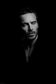 Michael Fassbender Hmmmm Love These Dark Portraits With Light Focused Only On The Face And Upper Torso L Valokuvaus Muotokuva Kuvaussessio Muotokuvat
