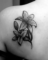 La force et la beauté de la fleur de lys ont confirmé sa place dans les différentes cultures du monde. Tatouage Fleur De Lotus Et Tatouage Fleur De Lys Toutes Nos Inspirations