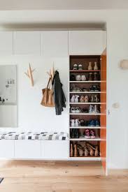 Schuhe Bis Unter Die Decke Passgenaue Einbauschranke Sorgen Fur Viel Stauraum Und Aufgeraumte Flure Rangement Entree Vestiaire Entree Idee Entree Maison
